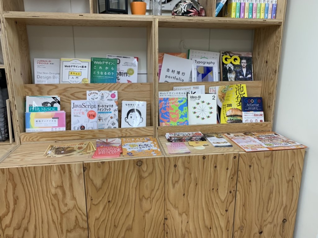 東京コワーキングスペースの本棚